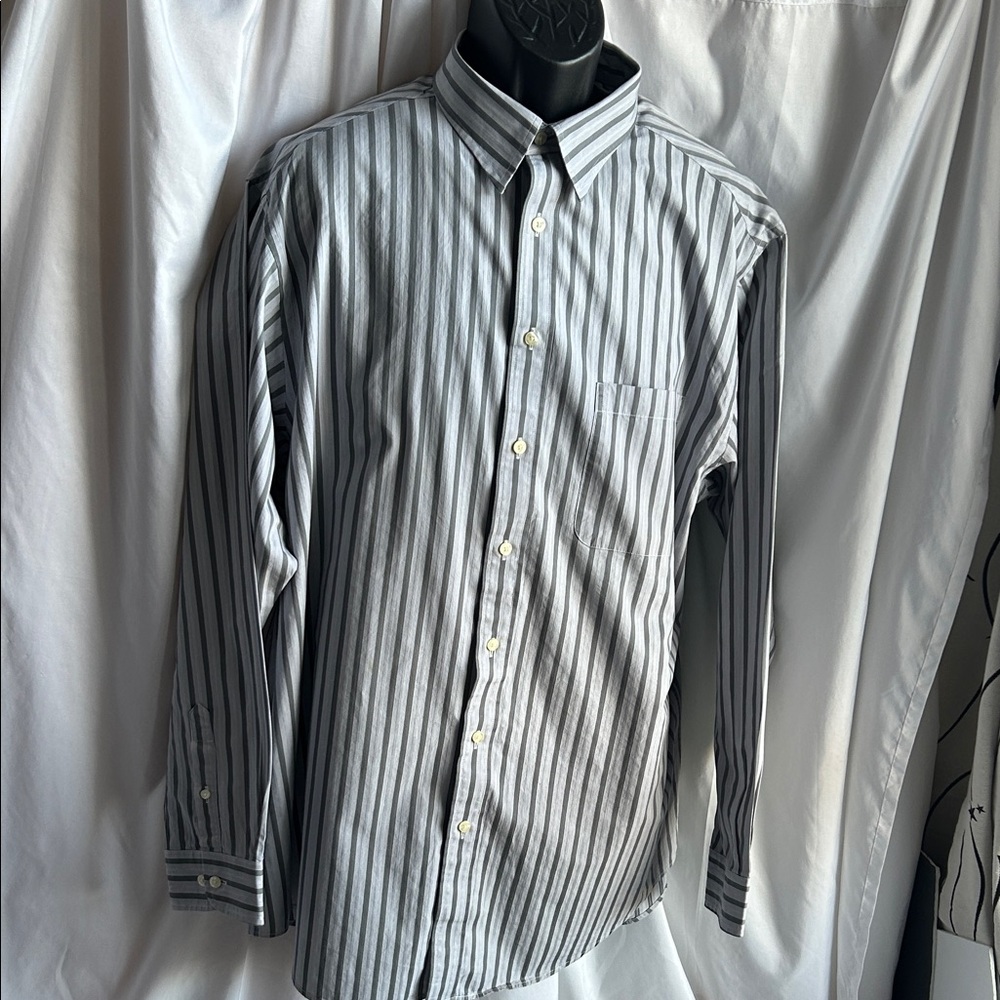 Roundtree & Yorke Gray and Dark Gray Striped Buttoned Down Shirt